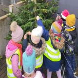 Schmücken des Tannenbaumes der Polizeiinspektion Solingen