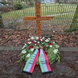 Kranzniederlegung am Holzkreuz an der Albrecht-Thaer-Straße