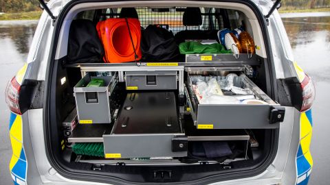 Helme, Plattenträger, Medipacks - im geräumigen Kofferraum des S-MAX findet alles seinen vorgesehenen Platz.
