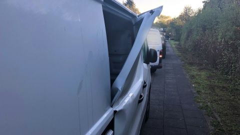 beschädigtes Handwerkerfahrzeug