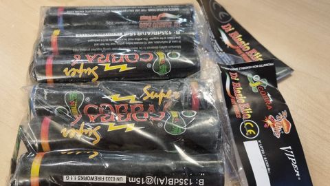 Cobra-Sprengsätze in einer Plastikverpackung