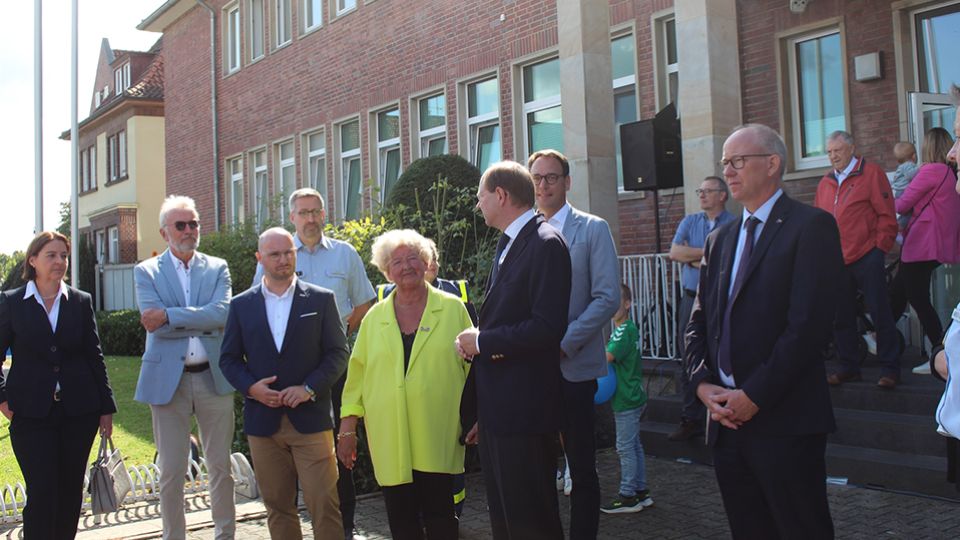 Personengruppe vor dem Dienstgebäude der Polizei in Beckum