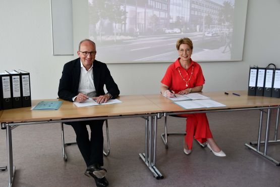 Polizeipräsidentin bei der Unterschrift