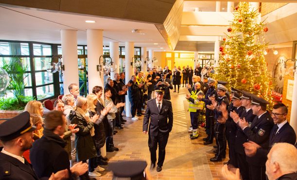 Spalier zum Empfang für den scheidenden Abteilungsleiter Polizei Bernd Loeffler im Kreishaus in Borken.